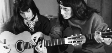 Mit ihrer Schwester Mimi (l.): »Joan Baez – How Sweet the Sound« Mit ihrer Schwester Mimi (l.): »Joan Baez – How Sweet the Sound«