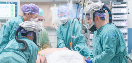 Covid-19-Intensivstation an der Uniklinik Dresden: Ärzte und Int... Covid-19-Intensivstation an der Uniklinik Dresden: Ärzte und Int...