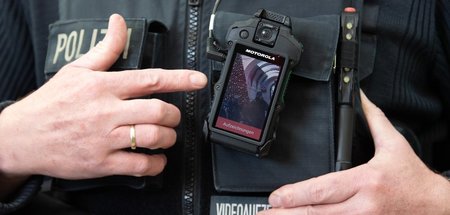 Ob sie aufzeichnet oder nicht, entscheidet die Polizei: Demonstr... Ob sie aufzeichnet oder nicht, entscheidet die Polizei: Demonstr...