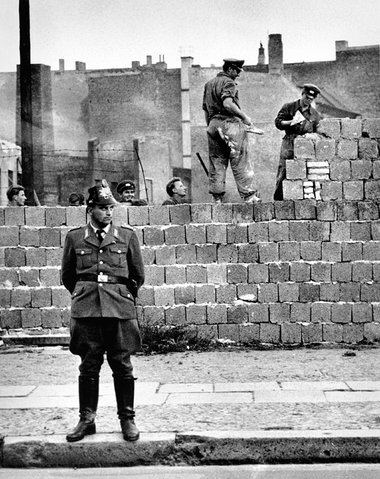 7. Oktober 1961: Bau der Mauer unter Westberliner »Bewachung« 7. Oktober 1961: Bau der Mauer unter Westberliner »Bewachung«