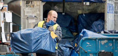 Geschenkt wird ihnen nichts: Täglich verteilen die Arbeiter in F...