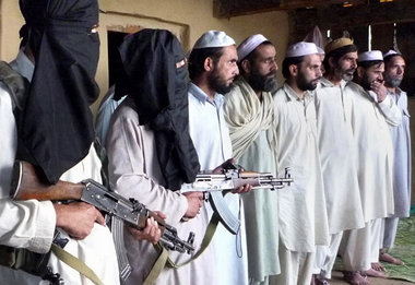 Nicht in den Griff zu bekommen: »Pakistanische Taliban« (l.) prä...