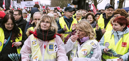 Frauen leisten Widerstand. Mitarbeiterinnen von Real demonstrier... Frauen leisten Widerstand. Mitarbeiterinnen von Real demonstrier...
