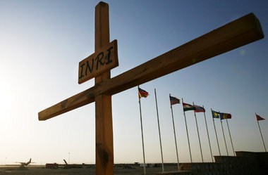 Dieses Kreuz im Bundeswehrstützpunkt Masar-i-Scharif erinnert an...