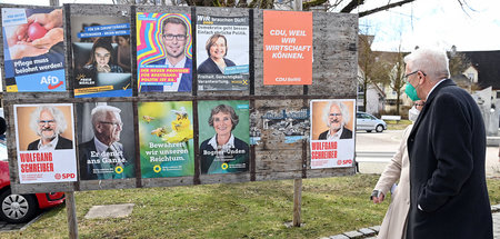 Winfried Kretschmann beim Betrachten von Wahlplakaten (Sigmaring...
