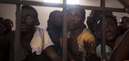 Lebensgefährlicher Weg nach Europa: Migranten leiden in libysche... Lebensgefährlicher Weg nach Europa: Migranten leiden in libysche...