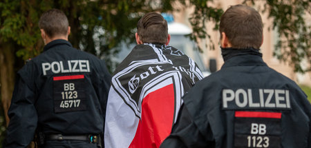 Als was gilt er? Rechter Demonstrationsteilnehmer mit schwarz-we...