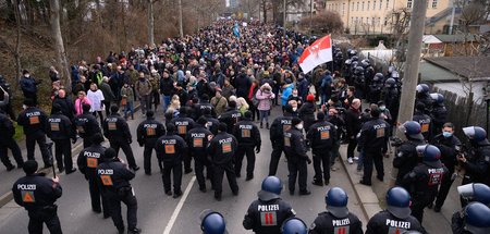 Halten sich nicht an die Regeln: Militante »Querdenker« auf verb...