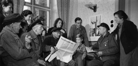 Dorfbewohner studieren Aufbauprogramm im Neuen Deutschland (1952... Dorfbewohner studieren Aufbauprogramm im Neuen Deutschland (1952...