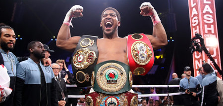 Anthony Joshua feiert einen Sieg (Riad, 7.12.2019) Anthony Joshua feiert einen Sieg (Riad, 7.12.2019)