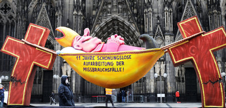Wie man sich bettet: Eine Plastik des Künstlers Jacques Tilly be... Wie man sich bettet: Eine Plastik des Künstlers Jacques Tilly be...
