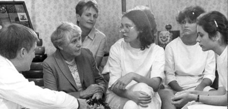 Ingeborg Rapoport im Gespräch mit Krankenschwestern der Kinderkl...