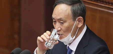 Können die Skandale ihm etwas anhaben? Japans Premierminister Yo... Können die Skandale ihm etwas anhaben? Japans Premierminister Yo...