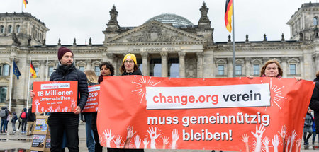 Aktivisten der Petitionswebseite Change.org vor dem Bundestag in... Aktivisten der Petitionswebseite Change.org vor dem Bundestag in...