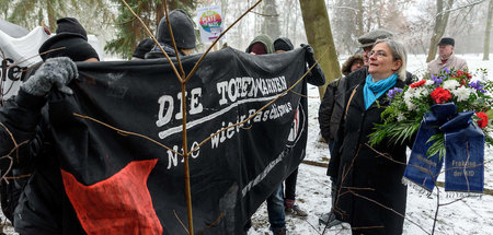 Die AfD-Bezirksabgeordnete Maria Arlt auf dem Parkfriedhof in Be...