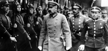 Polens Militärmachthaber schreitet seine Truppen ab. Jozef Pilsu...