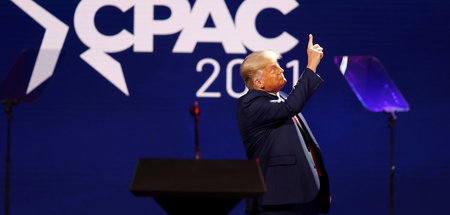 Nein, du bist der größte! Trump im Zwiegespräch mit Gott auf der... Nein, du bist der größte! Trump im Zwiegespräch mit Gott auf der...