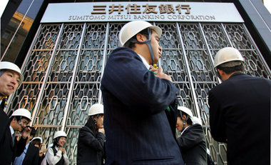 Katastrophenübung vor der Mitsui-Bank in Tokio: Auch Japan droht... Katastrophenübung vor der Mitsui-Bank in Tokio: Auch Japan droht...