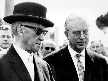 Hans Globke (r.) sorgte sich u. a. um »artfremdes Blut« Hans Globke (r.) sorgte sich u. a. um »artfremdes Blut«