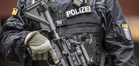 Hessischer Polizeibeamter mit dem Sturmgewehr »G38« Hessischer Polizeibeamter mit dem Sturmgewehr »G38«