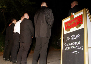 Ordnungsdienst der NPD: die Reihen fest geschlossen Ordnungsdienst der NPD: die Reihen fest geschlossen