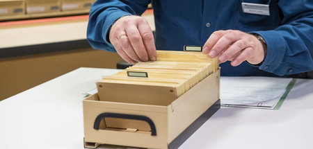 Karteikarten der ehemaligen Hauptabteilung IX/11 des MfS, die si...