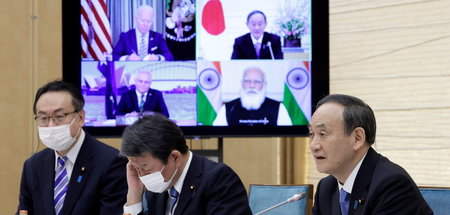 »Quad« in Aktion: Japans Premier Yoshihide Suga (r.) bei einer V...