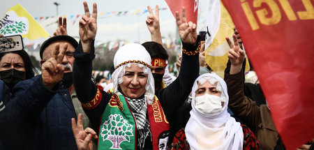»Um so rebellischer werden wir«: Newroz-Feiern in Istanbul am So...
