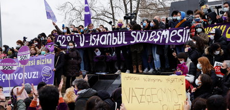 Proteste gegen den Rückzug der Türkei aus dem Istanbul-Abkommen ...