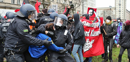 Da kennt die Polizei kein Erbarmen: Gewalt gegen Demonstranten b...