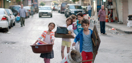 Zain (Zain Al-Rafeea, r.), seine Schwester Sahar (Cedra Izzam, 2...