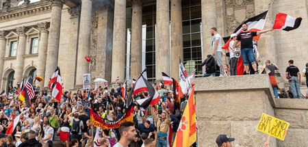 Reichsflaggen auf den Stufen des Reichstagsgebäudes: Gegner der ...