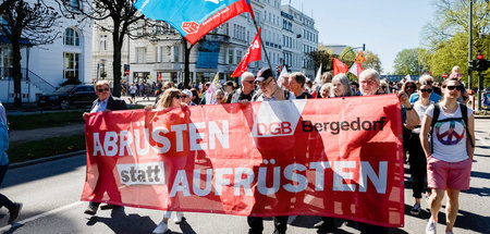Ostermarsch in Hamburg unter der Parole »Abrüsten statt aufrüste...