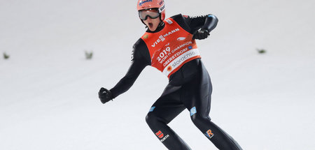 Mit dem richtigen Kniewinkel: Karl Geiger in Oberstdorf (6.3.202... Mit dem richtigen Kniewinkel: Karl Geiger in Oberstdorf (6.3.202...