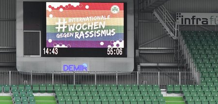 Anzeige für Antirassismuswochen in der 2. Fußballbundesliga (Für...