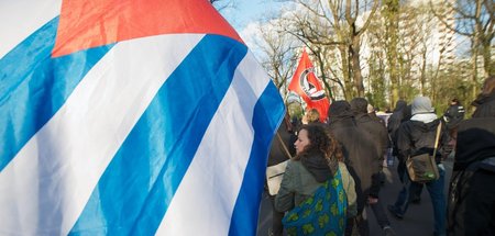 VVN-BdA-Fahne auf einer antifaschistischen Demonstration in Berl...
