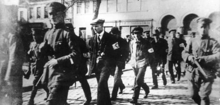 Verhaftete Arbeiter werden von der preußischen Polizei abgeführt...
