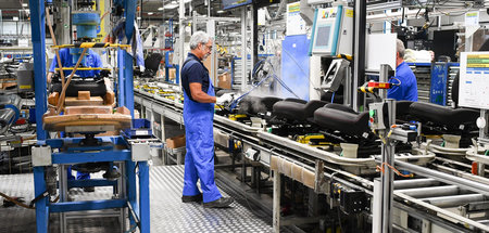 Arbeiter bei einem Autozulieferunternehmen in Eisenach Arbeiter bei einem Autozulieferunternehmen in Eisenach
