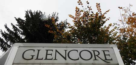 Das Monopolkapital floriert: Schild der Firma Glencore im Schwei...