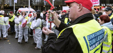 Beschäftigte der Einzelhandelskette Real demonstrieren vor der H...