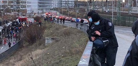 Filmt hier vielleicht Schmetterlinge statt Demonstrierende: Ein ...