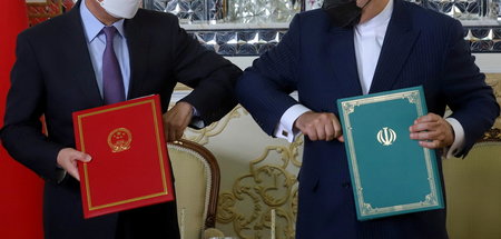 Enge Kooperation besiegelt: Die Außenminister Chinas und Irans, ...