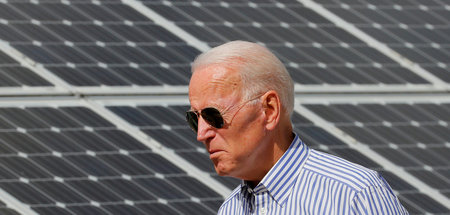 Augenmerk auf Klimaschutz: Joseph Biden vor einer Solaranlage in...