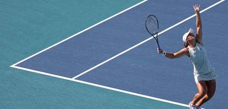 Aufschlag Ashleigh Barty gegen Kristina Kucova bei dem Miami Ope... Aufschlag Ashleigh Barty gegen Kristina Kucova bei dem Miami Ope...