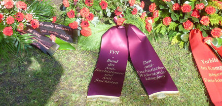 Am Mahnmal auf dem Friedhof in Bochum-Werne unter anderen von de...