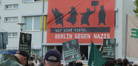 Berliner Antifaschistinnen und Antifaschisten zeigen Flagge gege...