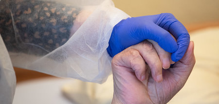 Eine Altenpflegerin in Schutzausrüstung in Tübingen (November 20...