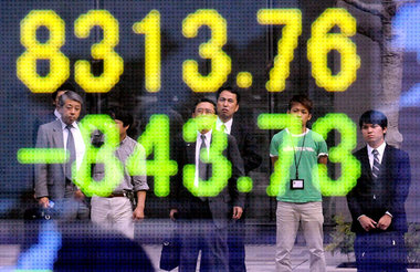 Japan sinkt: Passanten verfolgen am Freitag in Tokio den Kurs de...