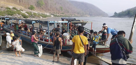 Geflüchtete aus Myanmar erreichen am Dienstag per Boot die thail...