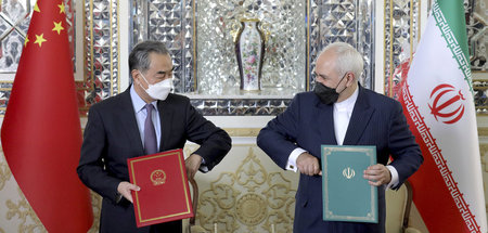 Chinas Außenminister Wang Yi (l.) und sein iranischer Kollege Mo...